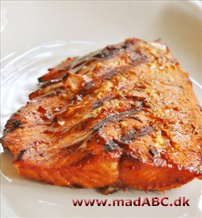 Laks med barbecuemarinade og lun kartoffelsalat Spændende ret med barbecuemarinet laks pg bacon. Hertil serveres en lun kartoffelsalat lavet på blandt andet rødløg og agurk. Server evt. en salat med feta, tomat og ruccola til.