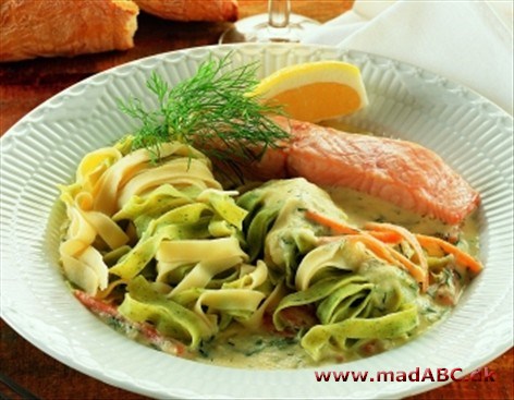 Laks med pasta og peberrodssauce Laks med pasta og peberrodssauce