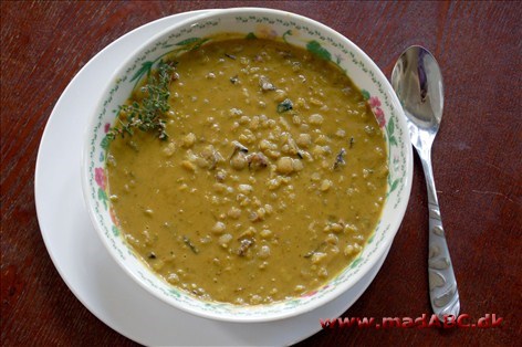 Linsesuppe med citron Denne lækre suppe laves med blandt andet linser, bladbede og citron. Linser findes i mange forskellige sorter, fælles for dem er, at de alle indeholder meget protein og så behøver de ikke sættes i blød.