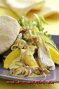 Lun kyllingesalat med pitabrød og karrydressing Lun kyllingesalat med pitabrød og karrydressing