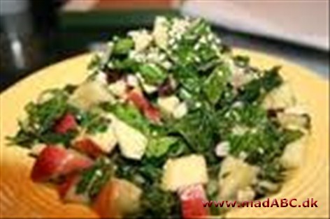 Simpel og hurtig salat med mangold (måske bedre kendt som sølvbede eller bladbede), æble, ananas og jordnødder- Prøv eventuelt også at blande brændenælde eller kinakål i salaten for at give den et pift.
