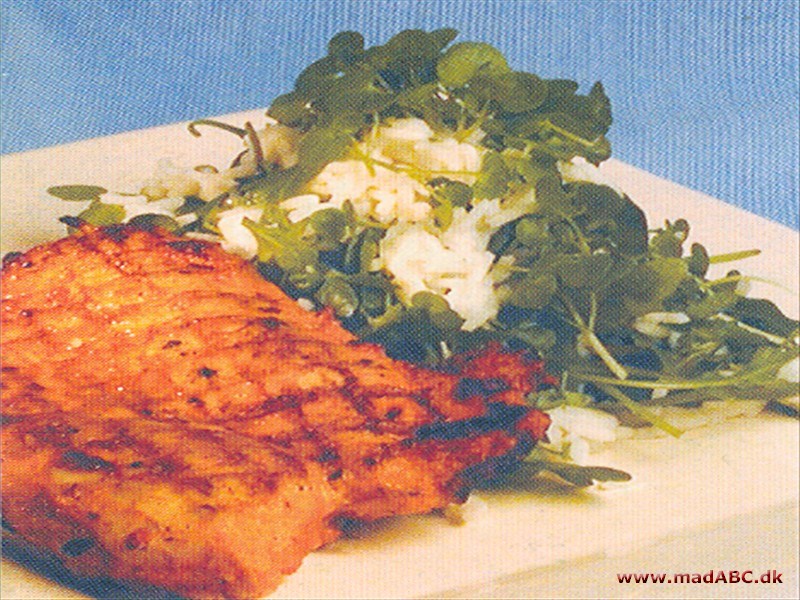 Marineret kyllingefilet med ris vendt med rucola og brøndkarse Marineret kyllingefilet med ris vendt med rucola og brøndkarse