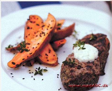 Marineret oksefilet, grillede søde kartofler og kold urtesauce Marineret oksefilet, grillede søde kartofler og kold urtesauce