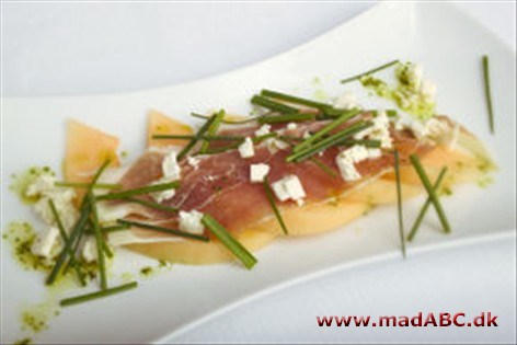 Melon og parmaskinke med basilikumolie Melon og parmaskinke med basilikumolie