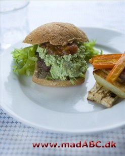 Mexikansk burger med grønsagsfritter og Karamelcreme Rigtig burger, the mexican stile med ovnbagt tilbehør og Karamelcreme som på gourmetrestaurant - men lavet i en håndevending