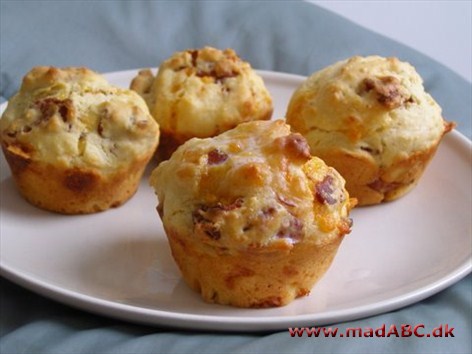 Muffins med bacon og skinke En lidt utraditionel muffin i det den er fyldt med pebberfrugt og bacon, hvilket for eksempel gør retten ideel som frokostret, til brunch eller som snack.