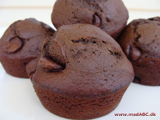 Muffins med chokolade Chokolademuffins er lette at lave og smager skønt. Brug dine muffins som lækker snack til eftermiddagskaffen eller til desserten.
