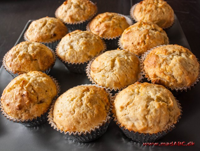 Muffins Her er opskriften på de mest basale muffins. De er lette at lave og smager bedst den dag de er bagt. Prøv dem med smør eller syltetøj.