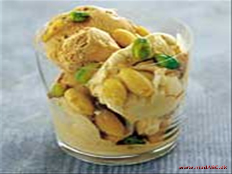 Muscovado-is med mandler i rom Muscovado-is med mandler i rom