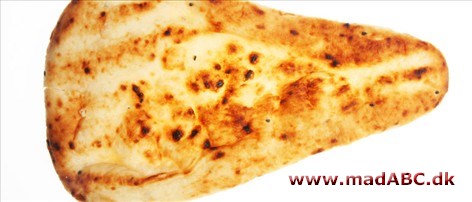 Naan brød, Indisk opskrift Det smørpenslede naan-brød er et must til indisk mad, men fungerer også godt som tilbehør til dansk mad. I Indien får man tit serveret dråbeformede naanbrød. De bages traditionelt i tandoori-lerovne
