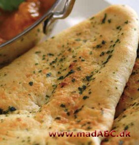 Naan er et blødt og lækkert indisk madbrød. Naan smager godt til indiske karryretter og krydret mad. Brødet kan faktisk bruges i stedet for bestik og er glimrende til at suge saucen op med.