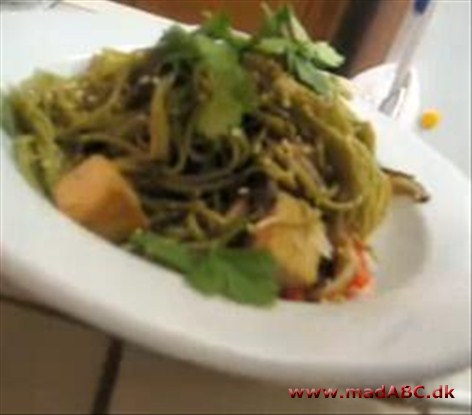 Nudelsalat, lun, med majroer, rabarber og cashewnødder Denne asiatiskinspirerede nudelsalat har et meget spændende udvalg af ingredienser så som sølvbeder, rabarber og cashewnødder. Tilsammen udgør de en dejlig ret, der er hurtig og let at lave.