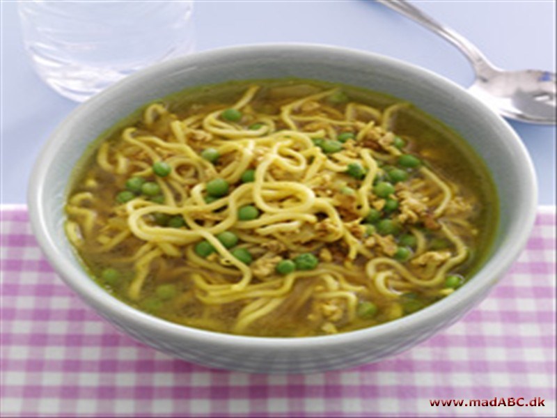 Lækker nudelsuppe med svinekød, ærter og karry, kan laves af børnekokke.