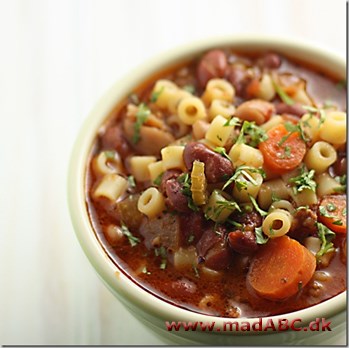 Oksekødssuppe, Brians Her er opskrift på oksekødsuppe serveret med pasta. Perfekt aftensmad for hele familien en kold vinterdag. Nemt, da den kan laves dagens før.