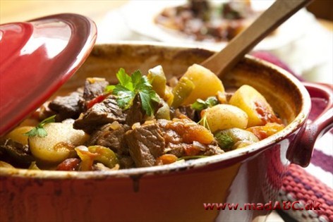 Oksekødsuppe + Ostefyldt julesalat Oksekødsuppe + Ostefyldt julesalat