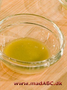 Olie/eddike dressing, basis Denne basisopskift er kun lavet på de mest basale ingredienser som olivenolie, hvidløg og æblercidereddike. Du kan nærmest varierer den i det uendelige med for eksempel basilikum, lime eller dild.
