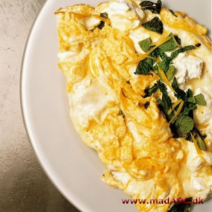 Omelet med gedeost og frisk mynte