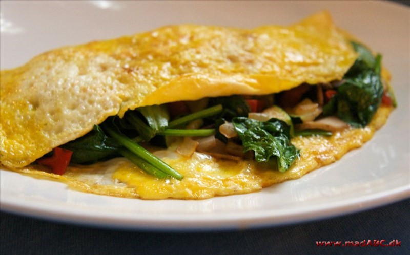 Omelet med grønt fyld Denne omelet fyldt med grøntsager så som tomat, champignon, squash og meget andet. Du prøve dig frem så du finder lige netop det du kan lide. Simpel, nem med lækkert frokostret.