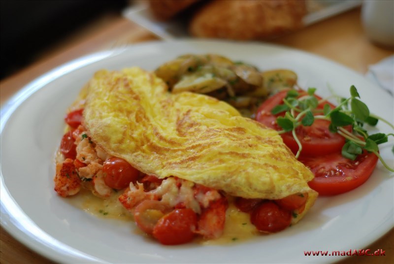 Hvis du vil forkæle dig selv, konen eller kæresten en morgen men ikke gider suse til bageren efter morgenbrød og wienerbrød så lave denne simple men meget lækre omelet med hummerhaler. 