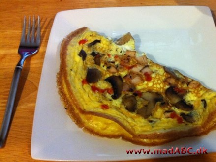 Omelet med kylling og svampe Denne omelet med kylling og svampe er nem og hurtig at lave. Den er perfekt til frokost eller ekstra forkælelse til morgenmaden til dig selv eller kæresten.