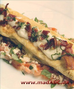 Man kan sagtens få sig en lækker omelet selvom man er på camping eller telttur, da omeletten let kan laves på et trangia sæt. Her laves omelet med mozzarella, tomat og bacon, men andre ingredienser kan bruges. 