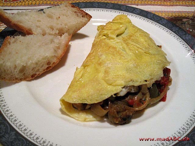 En omelet kan laves på mange måder, og smager som regel dejligt. Her laves omeletten med ratatouille så opskriften er perfekt som en let frokost ret. Server gerne med en frisk salat og godt brød. 