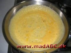 Omelet med rejer, fisk og bønner Denne omelet er helt speciel men smager ikke desto mindre lækkert som let frokost ret. Den laves blandt andet med rødspættefilet, bønner og karry.