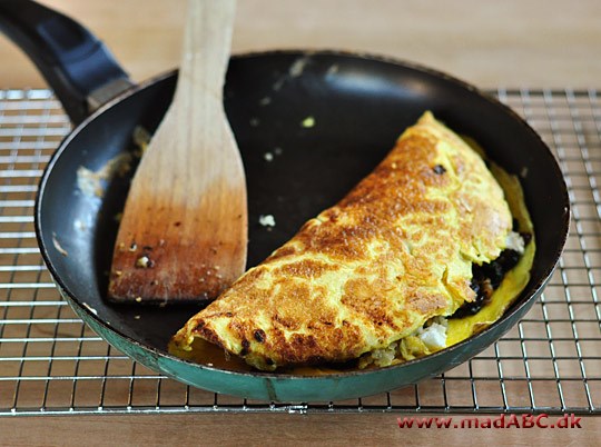 Omelet med soltørrede tomater og marineret gedeost