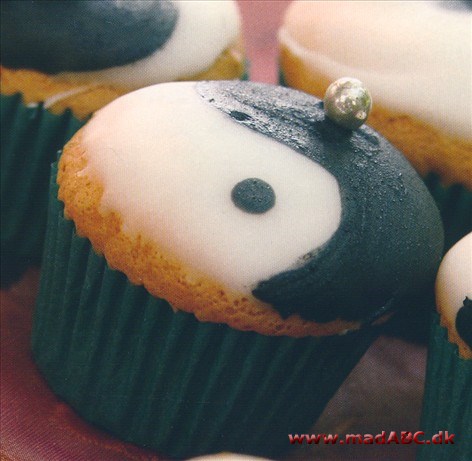 Orientekspres med yin-yangglasur cupcakes