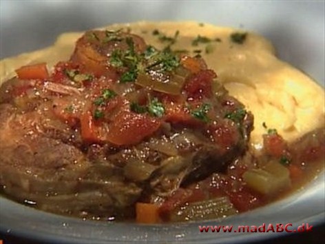 Osso buco med kartoffelmos Osso buco stammer fra Italien fra opråderne Piemonte og Lombardiet. I Milano er retten kendt som Osso buco alla milanese. Osso buco kan varieres på flere måder, for eksemepel med rødvin eller hvidvin.