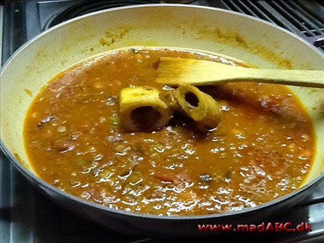 Osso buco er en ret, der oprindeligt stammer fra Italien. Her bliver kalveskanken (som kaldes osso buco) brugt til en suppe, men massere af kraft og smag. Smager dejligt en kold vinterdag. 