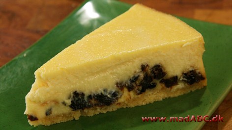 Ostekage bagt med svesker Ostkage, eller cheesecake på engelsk, findes i mange spændende varianter. Her er den lavet med svesker. Kan serveres både lun eller kold og drysset med flormelis.