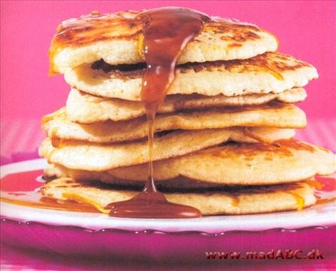 Amerikanere kan godt lide skyskrabere - også til morgenmad: med tårnhøje stabler af luftige pancakes med saftig appelsin-ahornsirup 
