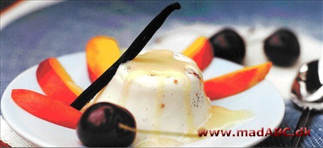 Panna cotta med nektariner og karamelsauce Panna cotta med nektariner og karamelsauce