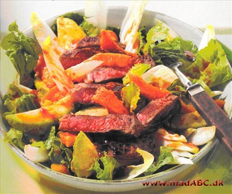 Hvem har egentlig bestemt, at salat er sommermad? Med vintersalatblade, eksotiske frugter og en saftig steak bliver det til en vintersalat