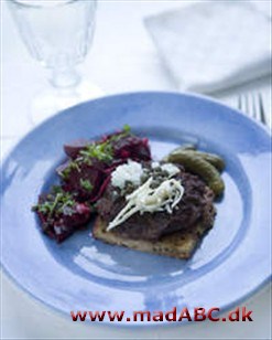 Pariserbøf med rødbedesalat Traditionel pariser, stegt på brødet og lidt skøn rød salat ...
