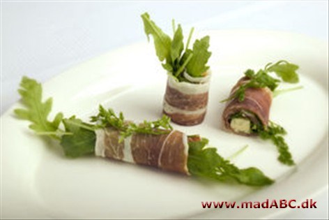 Parmaskinkeruller med gorgonzola, ribs og rucola Parmaskinkeruller med gorgonzola, ribs og rucola