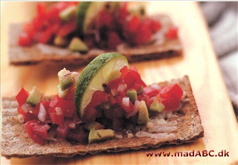 Parmesanbagte fladbrød med frisk salsa Parmesanbagte fladbrød med frisk salsa