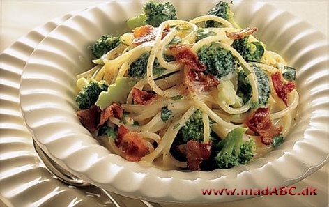 En hurtig og lækker pastaret, der indeholder både grøntsager, pasta og kød. 
