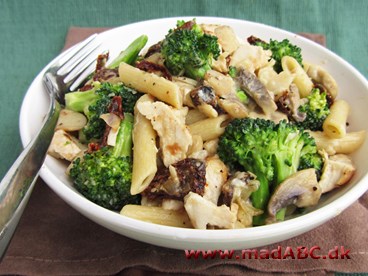 Pasta med broccoli og champignon Hvis du gerne vil prøve andre pastaretter en spaghetti kødsovs, hvorfor så ikke prøve denne lækre opskrift på pasta med broccoli. Nem aftensmad.