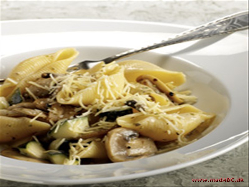 Pasta med champignon og squash Pasta med champignon og squash