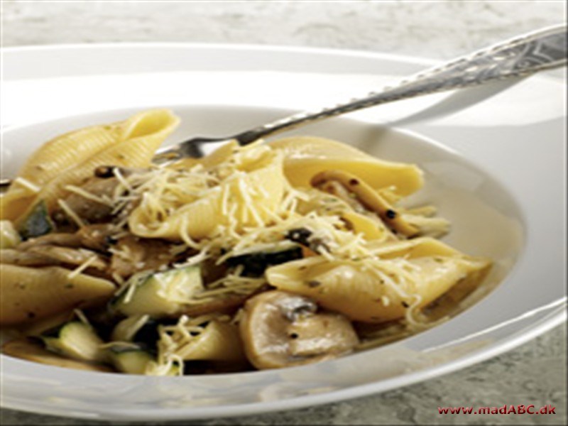 Pasta med champignon og squash