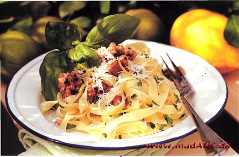Pasta med kryddersmør og valnødder Pasta med kryddersmør og valnødder