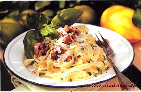 Pasta med kryddersmør og valnødder