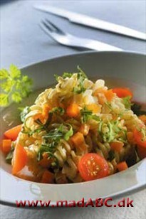 Pasta med løgsugo Pasta med løgsugo