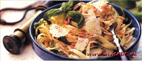 Pasta med pinjekerner, parmesanost og basilikum