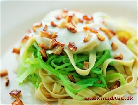 Pasta med porrer og jordskokkecreme Pasta med porrer og jordskokkecreme