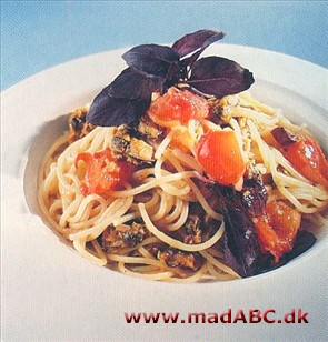 Pasta med tomat, hvidløg, basilikum og muslinger Pasta med tomat, hvidløg, basilikum og muslinger