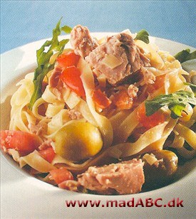 Pasta med tun, tomat, grønne oliven og rucolasalat Pasta med tun, tomat, grønne oliven og rucolasalat