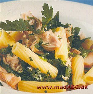 Pasta med varmrøget ørred og persille Pasta med varmrøget ørred og persille